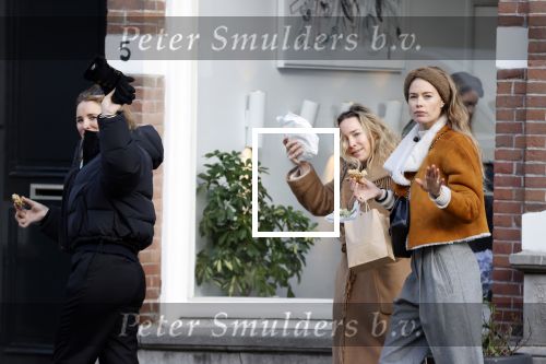 Amsterdam 1 december 2020
Doutzen Kroes eet broodje met Lieke en Jetteke v Lexmond