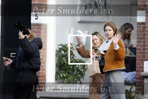 Amsterdam 1 december 2020
Doutzen Kroes eet broodje met Lieke en Jetteke v Lexmond