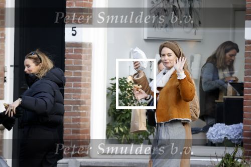 Amsterdam 1 december 2020
Doutzen Kroes eet broodje met Lieke en Jetteke v Lexmond