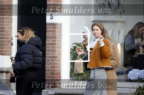 Amsterdam 1 december 2020
Doutzen Kroes eet broodje met Lieke en Jetteke v Lexmond