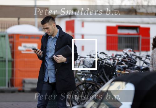 Amsterdam 22 november 2020
Dusan tadic met telefoon oip straat
