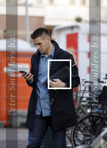 Amsterdam 22 november 2020
Dusan tadic met telefoon oip straat