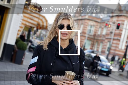 Amsterdam 12 november 2020
Koen Kardashian brengt met biro zijn boek naar vrienden. Hier is hij bij Estelle Cruijff
