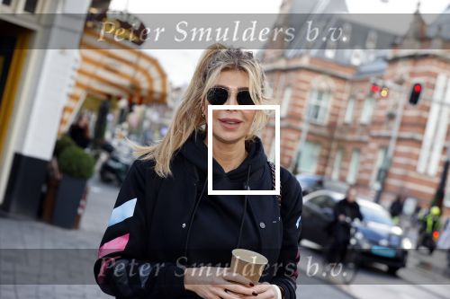 Amsterdam 12 november 2020
Koen Kardashian brengt met biro zijn boek naar vrienden. Hier is hij bij Estelle Cruijff