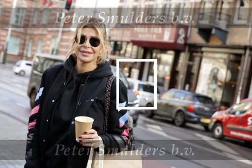 Amsterdam 12 november 2020
Koen Kardashian brengt met biro zijn boek naar vrienden. Hier is hij bij Estelle Cruijff