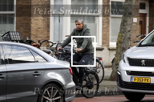 Amsterdam 12 november 2020
Frank Rijkaard op zijn electrische fiets