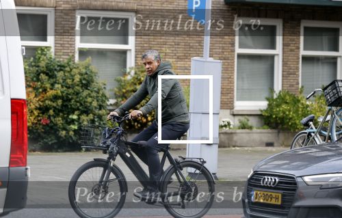 Amsterdam 12 november 2020
Frank Rijkaard op zijn electrische fiets