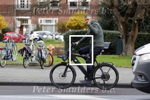 Amsterdam 12 november 2020
Frank Rijkaard op zijn electrische fiets