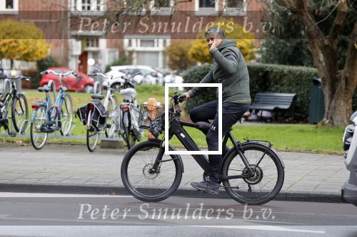 Amsterdam 12 november 2020
Frank Rijkaard op zijn electrische fiets