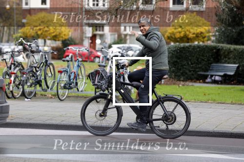 Amsterdam 12 november 2020
Frank Rijkaard op zijn electrische fiets