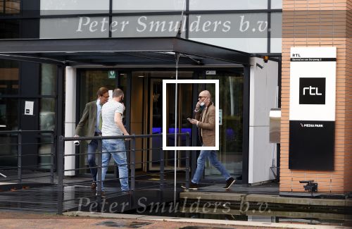 Den Haag Schiphol en Hilversum
Frank Jansen en zijn partneer Rogier Smit rijden van hun huis in Den Haag naar RTL in Hilversum waar ze een gesprek hebben met Peter v d Vorst van RTL