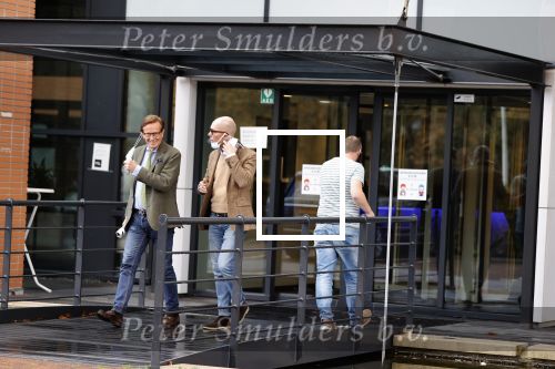 Den Haag Schiphol en Hilversum
Frank Jansen en zijn partneer Rogier Smit rijden van hun huis in Den Haag naar RTL in Hilversum waar ze een gesprek hebben met Peter v d Vorst van RTL