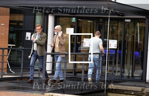Den Haag Schiphol en Hilversum
Frank Jansen en zijn partneer Rogier Smit rijden van hun huis in Den Haag naar RTL in Hilversum waar ze een gesprek hebben met Peter v d Vorst van RTL