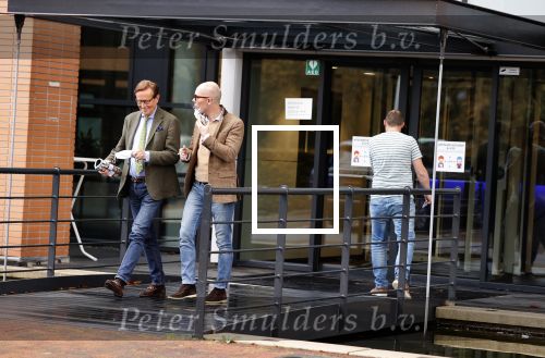 Den Haag Schiphol en Hilversum
Frank Jansen en zijn partneer Rogier Smit rijden van hun huis in Den Haag naar RTL in Hilversum waar ze een gesprek hebben met Peter v d Vorst van RTL