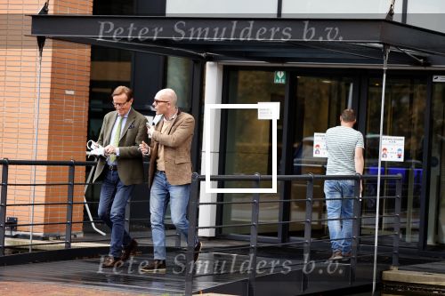 Den Haag Schiphol en Hilversum
Frank Jansen en zijn partneer Rogier Smit rijden van hun huis in Den Haag naar RTL in Hilversum waar ze een gesprek hebben met Peter v d Vorst van RTL