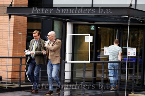 Den Haag Schiphol en Hilversum
Frank Jansen en zijn partneer Rogier Smit rijden van hun huis in Den Haag naar RTL in Hilversum waar ze een gesprek hebben met Peter v d Vorst van RTL