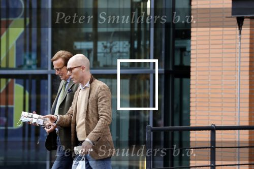 Den Haag Schiphol en Hilversum
Frank Jansen en zijn partneer Rogier Smit rijden van hun huis in Den Haag naar RTL in Hilversum waar ze een gesprek hebben met Peter v d Vorst van RTL