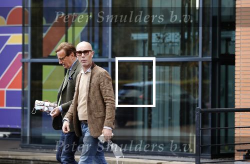 Den Haag Schiphol en Hilversum
Frank Jansen en zijn partneer Rogier Smit rijden van hun huis in Den Haag naar RTL in Hilversum waar ze een gesprek hebben met Peter v d Vorst van RTL
