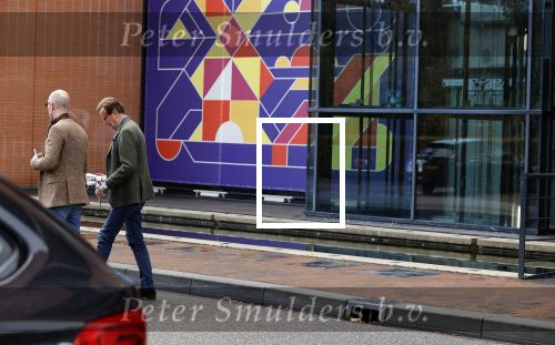 Den Haag Schiphol en Hilversum
Frank Jansen en zijn partneer Rogier Smit rijden van hun huis in Den Haag naar RTL in Hilversum waar ze een gesprek hebben met Peter v d Vorst van RTL