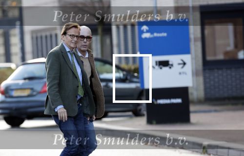 Den Haag Schiphol en Hilversum
Frank Jansen en zijn partneer Rogier Smit rijden van hun huis in Den Haag naar RTL in Hilversum waar ze een gesprek hebben met Peter v d Vorst van RTL