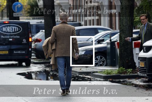 Den Haag Schiphol en Hilversum
Frank Jansen en zijn partneer Rogier Smit rijden van hun huis in Den Haag naar RTL in Hilversum waar ze een gesprek hebben met Peter v d Vorst van RTL