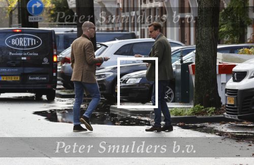 Den Haag Schiphol en Hilversum
Frank Jansen en zijn partneer Rogier Smit rijden van hun huis in Den Haag naar RTL in Hilversum waar ze een gesprek hebben met Peter v d Vorst van RTL