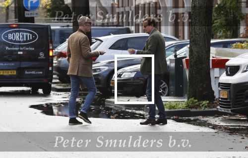 Den Haag Schiphol en Hilversum
Frank Jansen en zijn partneer Rogier Smit rijden van hun huis in Den Haag naar RTL in Hilversum waar ze een gesprek hebben met Peter v d Vorst van RTL