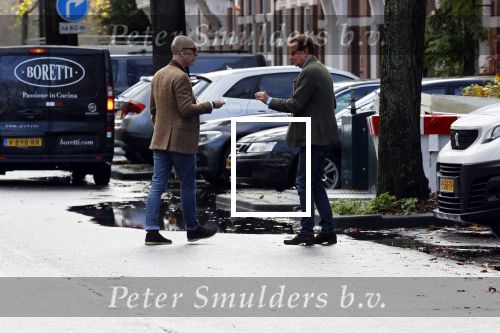 Den Haag Schiphol en Hilversum
Frank Jansen en zijn partneer Rogier Smit rijden van hun huis in Den Haag naar RTL in Hilversum waar ze een gesprek hebben met Peter v d Vorst van RTL