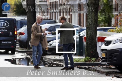 Den Haag Schiphol en Hilversum
Frank Jansen en zijn partneer Rogier Smit rijden van hun huis in Den Haag naar RTL in Hilversum waar ze een gesprek hebben met Peter v d Vorst van RTL