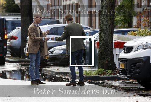 Den Haag Schiphol en Hilversum
Frank Jansen en zijn partneer Rogier Smit rijden van hun huis in Den Haag naar RTL in Hilversum waar ze een gesprek hebben met Peter v d Vorst van RTL