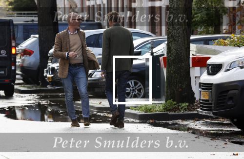 Den Haag Schiphol en Hilversum
Frank Jansen en zijn partneer Rogier Smit rijden van hun huis in Den Haag naar RTL in Hilversum waar ze een gesprek hebben met Peter v d Vorst van RTL