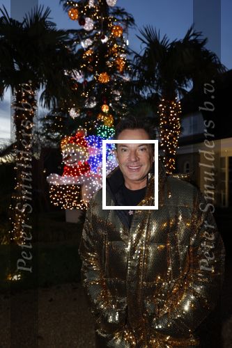 Aalsmeer 18 december 2020
Gerard Joling zijn huis is helemaal versierd met kerstlichtjes en bomen