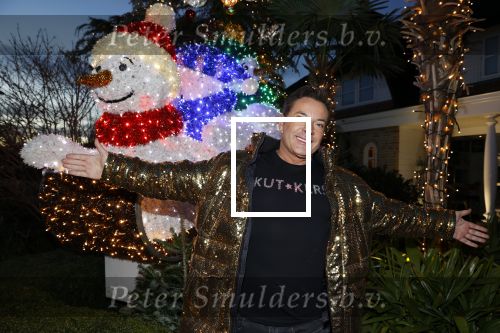 Aalsmeer 18 december 2020
Gerard Joling zijn huis is helemaal versierd met kerstlichtjes en bomen