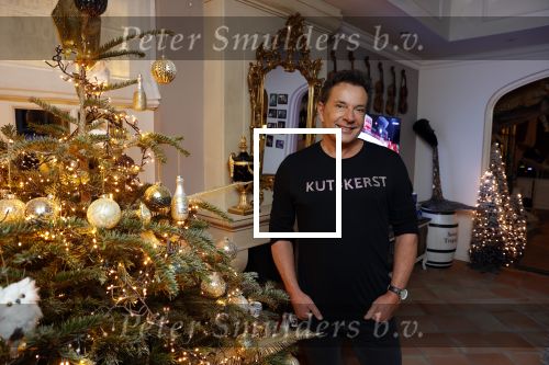 Aalsmeer 18 december 2020
Gerard Joling zijn huis is helemaal versierd met kerstlichtjes en bomen