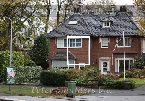 Hilversum 16 november 2020
Heleen v Royen met haar nieuwe boek en vriend Bart Meeldijk bij hun huis.