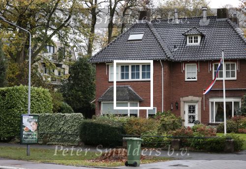 Hilversum 16 november 2020
Heleen v Royen met haar nieuwe boek en vriend Bart Meeldijk bij hun huis.
