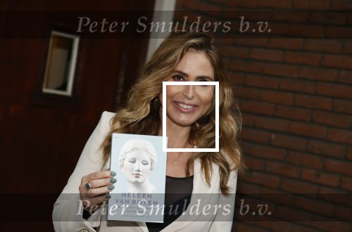 Hilversum 16 november 2020
Heleen v Royen met haar nieuwe boek en vriend Bart Meeldijk bij hun huis.