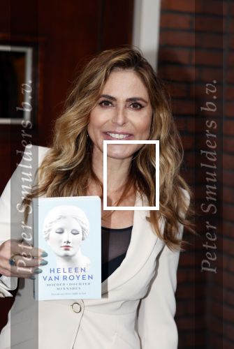 Hilversum 16 november 2020
Heleen v Royen met haar nieuwe boek en vriend Bart Meeldijk bij hun huis.