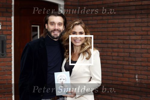 Hilversum 16 november 2020
Heleen v Royen met haar nieuwe boek en vriend Bart Meeldijk bij hun huis.
