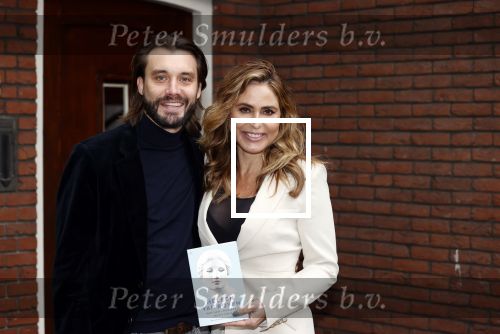 Hilversum 16 november 2020
Heleen v Royen met haar nieuwe boek en vriend Bart Meeldijk bij hun huis.
