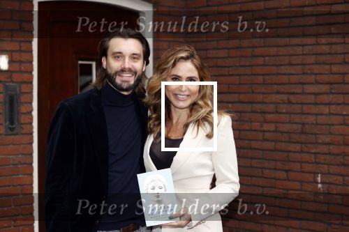 Hilversum 16 november 2020
Heleen v Royen met haar nieuwe boek en vriend Bart Meeldijk bij hun huis.