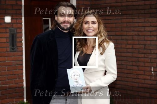 Hilversum 16 november 2020
Heleen v Royen met haar nieuwe boek en vriend Bart Meeldijk bij hun huis.
