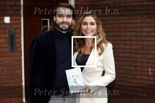 Hilversum 16 november 2020
Heleen v Royen met haar nieuwe boek en vriend Bart Meeldijk bij hun huis.
