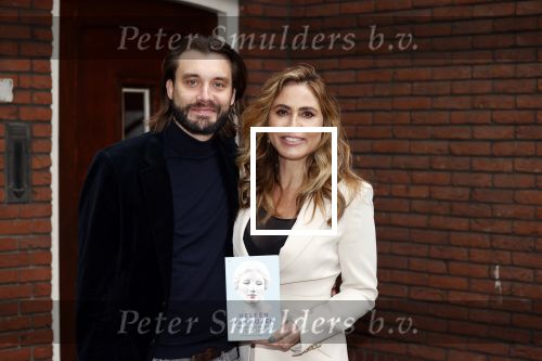 Hilversum 16 november 2020
Heleen v Royen met haar nieuwe boek en vriend Bart Meeldijk bij hun huis.