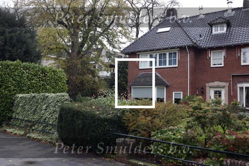 Hilversum 16 november 2020
Heleen v Royen met haar nieuwe boek en vriend Bart Meeldijk bij hun huis.