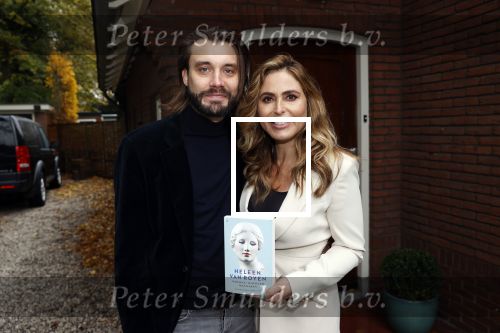 Hilversum 16 november 2020
Heleen v Royen met haar nieuwe boek en vriend Bart Meeldijk bij hun huis.