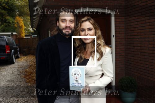 Hilversum 16 november 2020
Heleen v Royen met haar nieuwe boek en vriend Bart Meeldijk bij hun huis.