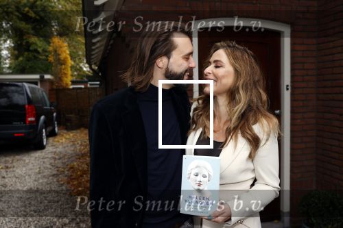 Hilversum 16 november 2020
Heleen v Royen met haar nieuwe boek en vriend Bart Meeldijk bij hun huis.