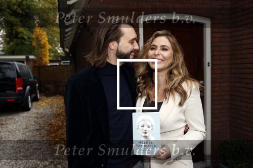 Hilversum 16 november 2020
Heleen v Royen met haar nieuwe boek en vriend Bart Meeldijk bij hun huis.