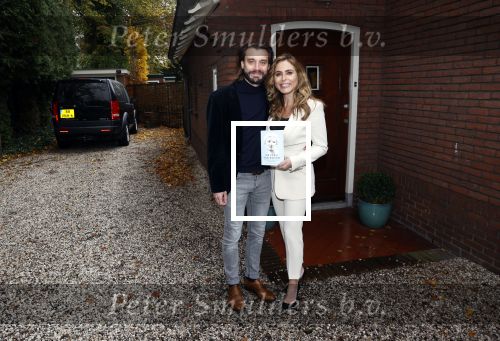 Hilversum 16 november 2020
Heleen v Royen met haar nieuwe boek en vriend Bart Meeldijk bij hun huis.